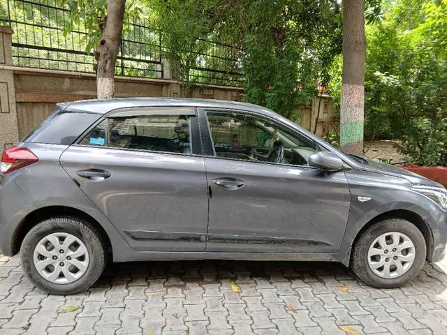 https://images10.gaadi.com/usedgaadi-sellcar/UsedCar/f9778ccc-9094-41ca-9024-1a37e14efc50/d9614ea2-faa2-4b0c-a109-fff643e4837d.jpg?imwidth=6401