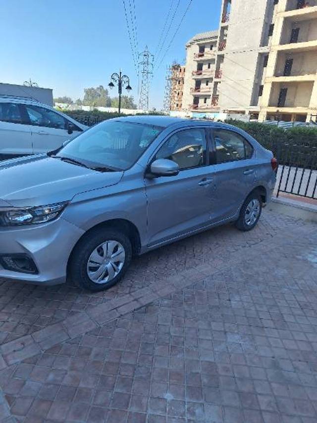 https://images10.gaadi.com/usedgaadi-sellcar/UsedCar/f9b2b647-39a3-4ea6-b0da-c0dcb73cf704/07ed7e12-4f9c-46b0-8d37-417d5db656ee.jpg?imwidth=6400