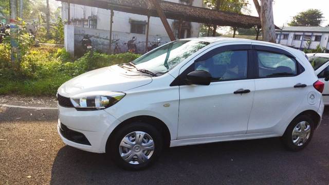 https://images10.gaadi.com/usedgaadi-sellcar/UsedCar/f9e70f1e-53e7-42e7-a261-e3a8de1e2e7c/4c19de33-9f1c-4d9d-a984-d469444dc6e0.jpg?imwidth=6400
