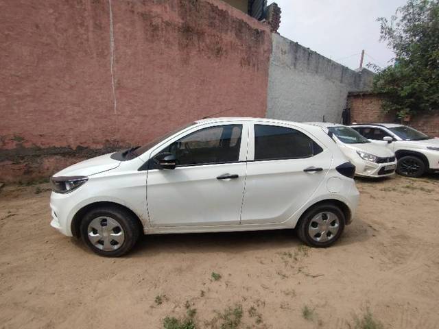 https://images10.gaadi.com/usedgaadi-sellcar/UsedCar/fa34d630-f766-4e65-9898-1b64e7bb6eb8/0e6706c4-6c58-49ee-be5a-471922bca28d.jpg?imwidth=6400