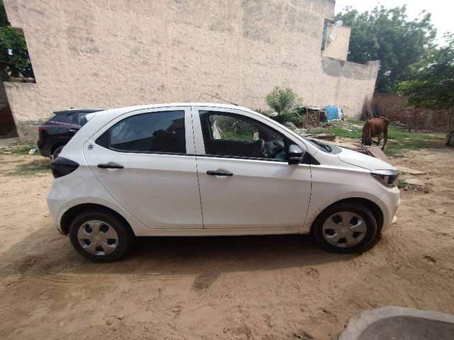 https://images10.gaadi.com/usedgaadi-sellcar/UsedCar/fa34d630-f766-4e65-9898-1b64e7bb6eb8/5a5c0808-8a20-44e5-9a76-3b5ecff36421.jpg?imwidth=6401