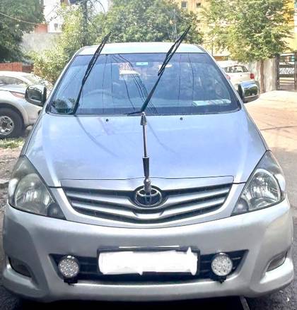 Toyota Innova 2.5 GX 7 STR BSIV Toyota Innova 2.5 GX 7 STR BSIV