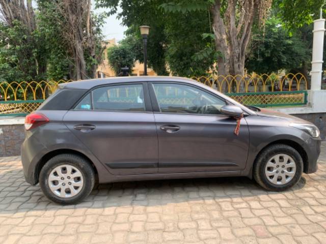 https://images10.gaadi.com/usedgaadi-sellcar/UsedCar/faa15f4c-b9e9-4661-b1f6-4cbac5fdf9e7/e760dda0-fb44-4046-a123-4698df12dd11.jpeg?imwidth=6401