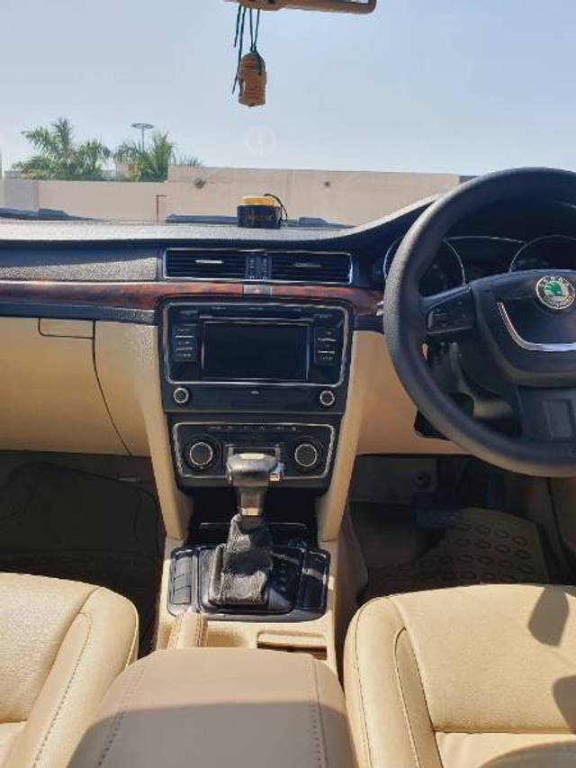 https://images10.gaadi.com/usedgaadi-sellcar/UsedCar/faa2c455-fd1e-403c-9aef-d71c758b0bac/e9f3085b-3125-4150-806d-19319090edc4.jpg?imwidth=6402