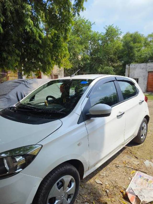 https://images10.gaadi.com/usedgaadi-sellcar/UsedCar/fbfcf938-86a8-4341-8a4d-5efd65bb7af8/efe32a1c-40a1-4cbc-955e-6ebdfc733240.jpg?imwidth=6400