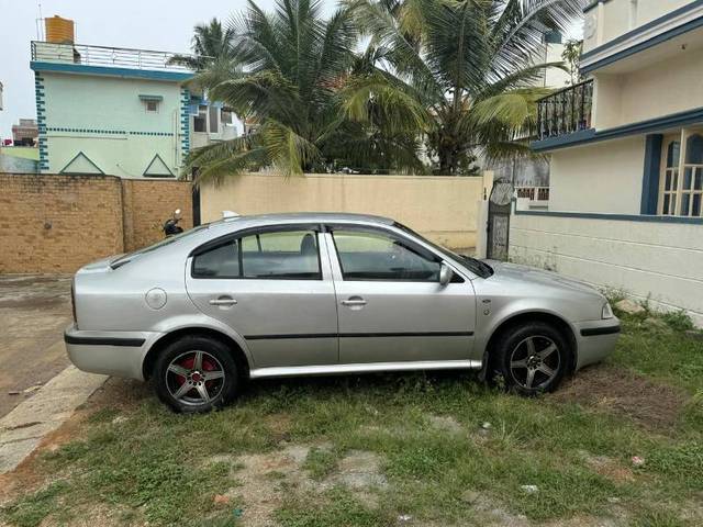 https://images10.gaadi.com/usedgaadi-sellcar/UsedCar/fc906082-879e-4a3f-8519-7fbd8d17d151/0d3afb15-2df5-402e-b2fd-7b2ae2d1101a.jpg?imwidth=6401