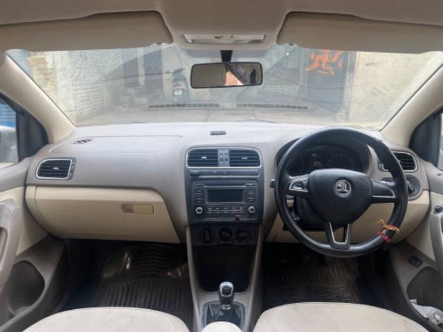 https://images10.gaadi.com/usedgaadi-sellcar/UsedCar/fd982a74-867d-4639-845b-f328be198d65/956765c8-616d-4160-83a1-b56f85a52c40.jpeg?imwidth=6402