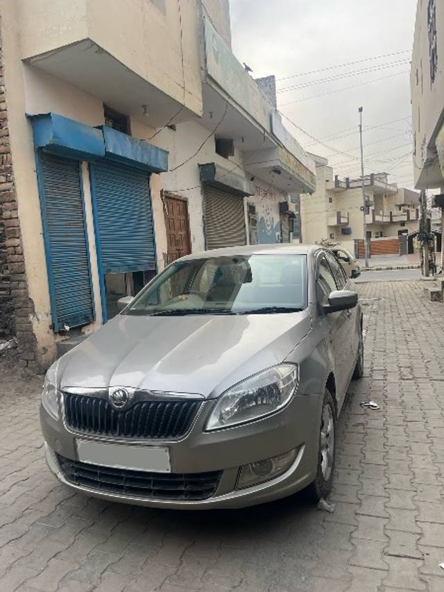 https://images10.gaadi.com/usedgaadi-sellcar/UsedCar/fd982a74-867d-4639-845b-f328be198d65/eec72e13-22aa-4e36-aaeb-f175ec6b4595.jpeg?imwidth=6401