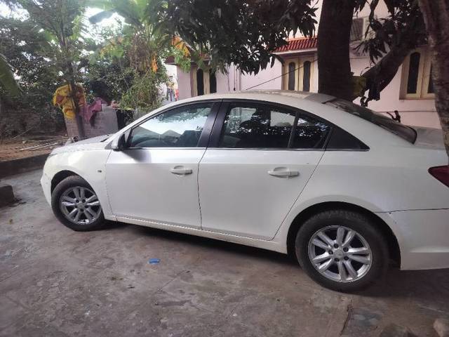 https://images10.gaadi.com/usedgaadi-sellcar/UsedCar/fe125570-6464-497e-9fba-3222ea019430/a75bfa40-fb55-467b-837a-dff97f4c9e99.jpg?imwidth=6402