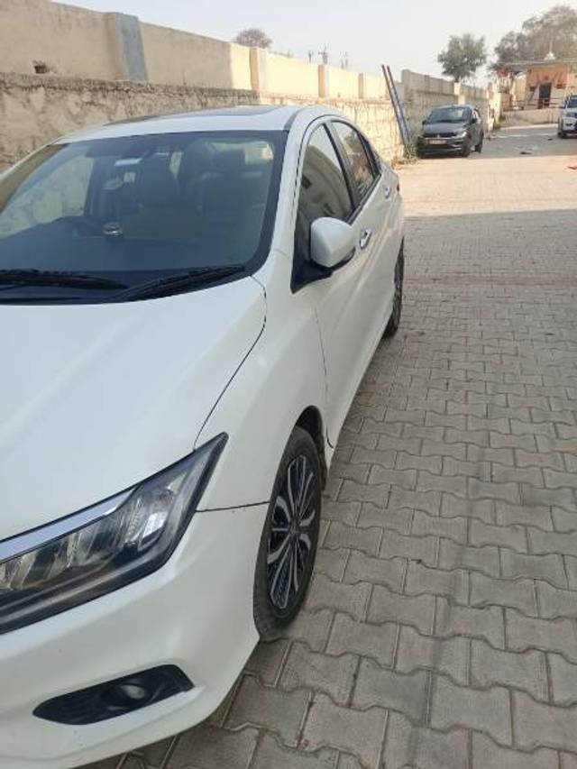 https://images10.gaadi.com/usedgaadi-sellcar/UsedCar/fe32d93f-93f1-4372-a86d-1eb665c34707/49d68e71-4593-4bb7-9835-dd7eaaf8a342.jpg?imwidth=6400