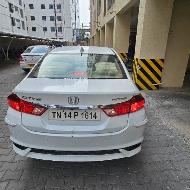 https://images10.gaadi.com/usedgaadi-sellcar/UsedCar/fe6ea2a4-f3ee-4465-91f3-4034ca574713/801faa30-d55a-4c65-8cdb-6e1a677fd807.jpg?imwidth=6400