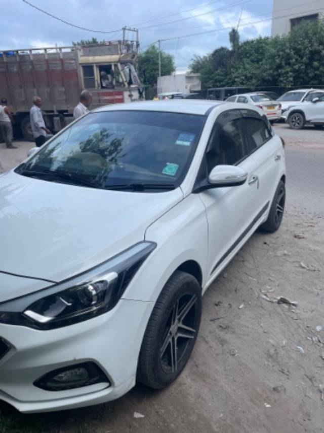 https://images10.gaadi.com/usedgaadi-sellcar/UsedCar/ff3a823d-a92e-4d35-86be-430611fce2ce/46364ae9-0ff5-4dcd-8adb-0d3b97301cae.jpeg?imwidth=6401