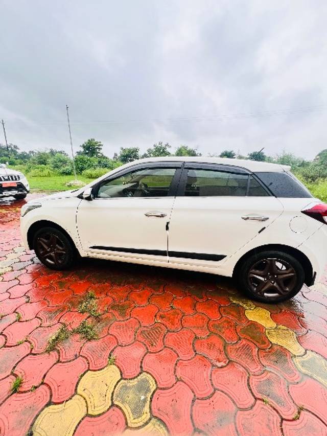 https://images10.gaadi.com/usedgaadi-sellcar/UsedCar/ffd84763-e553-46b7-8ae1-50cb7cdd699b/fd3df245-6a0a-4d2e-bd86-90647ca06481.jpg?imwidth=6402