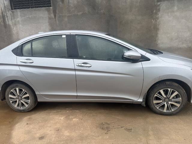 https://images10.gaadi.com/usedgaadi-sellcar/UsedCar/g50dc2f1a/2b568b12-343f-41d7-b090-e417fee9b76a.jpeg?imwidth=6400