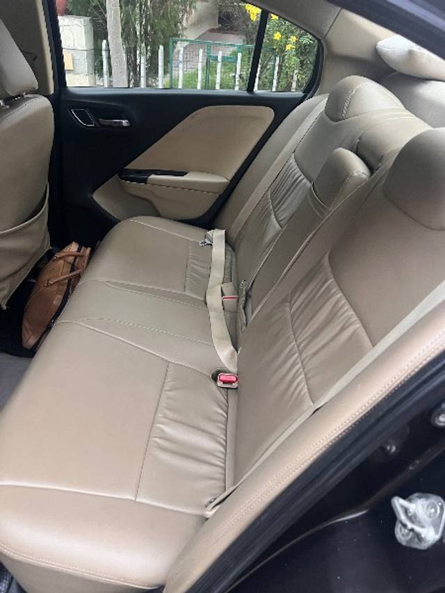 https://images10.gaadi.com/usedgaadi-sellcar/UsedCar/g50f8fb2a/9eaa66a4-24dc-41f3-b5ca-9fcd9f15e06d.jpeg?imwidth=6402