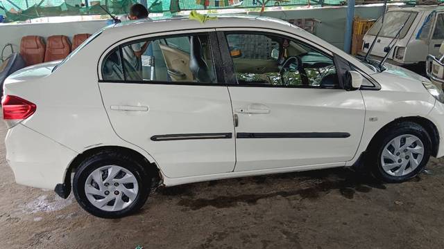 https://images10.gaadi.com/usedgaadi-sellcar/UsedCar/g51f0980a/005695b5-a56c-4c0e-9e53-8f78e81d202f.jpg?imwidth=6402