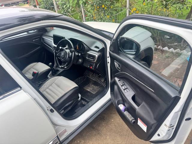 https://images10.gaadi.com/usedgaadi-sellcar/UsedCar/g52aa754a/aece6c7d-ca22-4786-971a-e50d582cf10d.jpeg?imwidth=6401