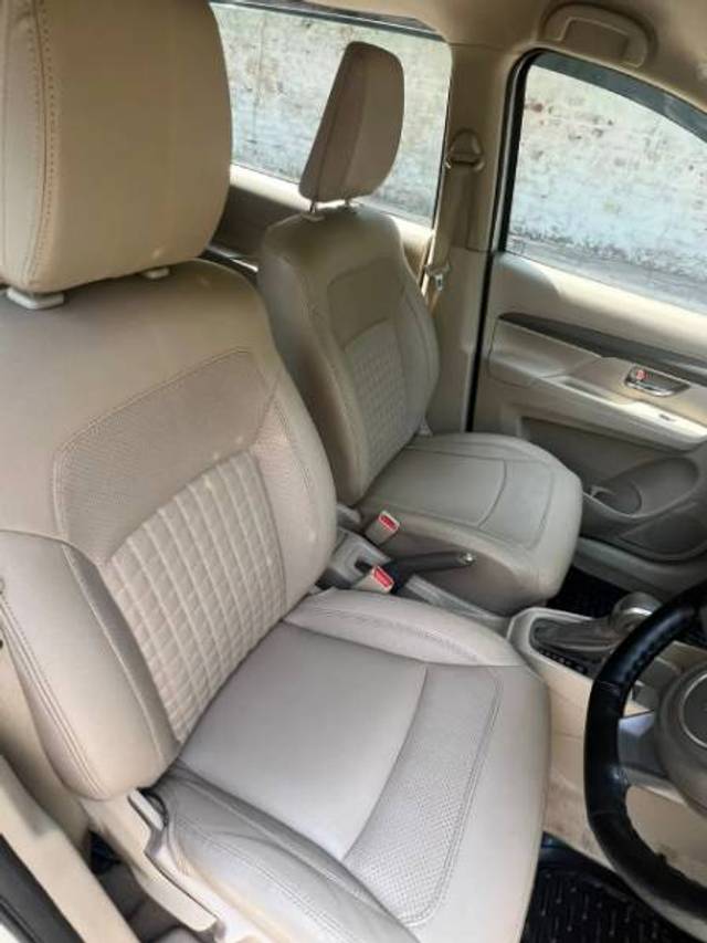 https://images10.gaadi.com/usedgaadi-sellcar/UsedCar/g53adb78a/bcbabc1e-fe3d-46c8-b9ba-63fb0f0e3385.jpg?imwidth=6402