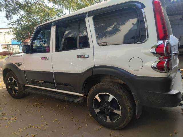 https://images10.gaadi.com/usedgaadi-sellcar/UsedCar/g53dba53a/da1e8fab-cf12-423c-8dd1-73cc11deb9ea.jpg?imwidth=6402
