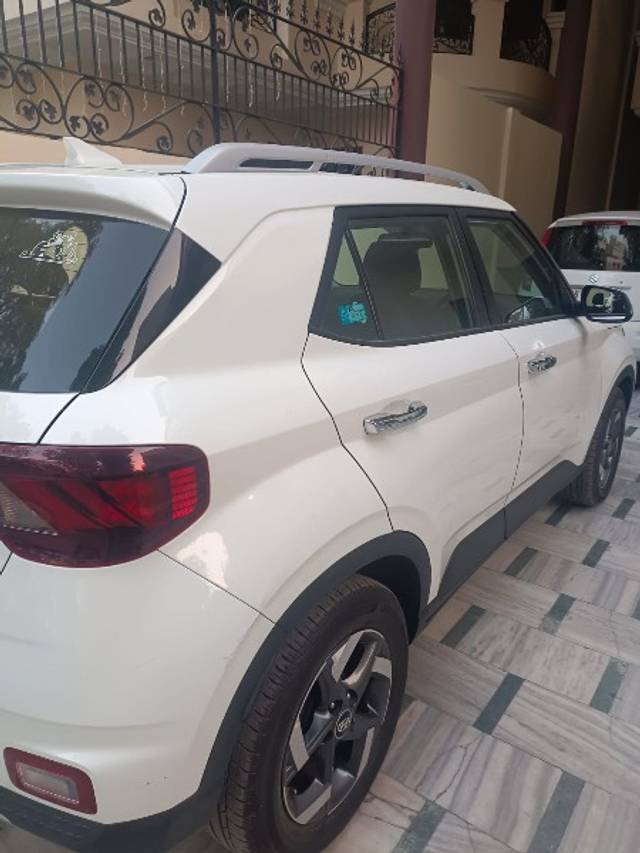 https://images10.gaadi.com/usedgaadi-sellcar/UsedCar/g53ffde9a/5075f208-227e-4478-869a-060a4c6da9dd.jpeg?imwidth=6402