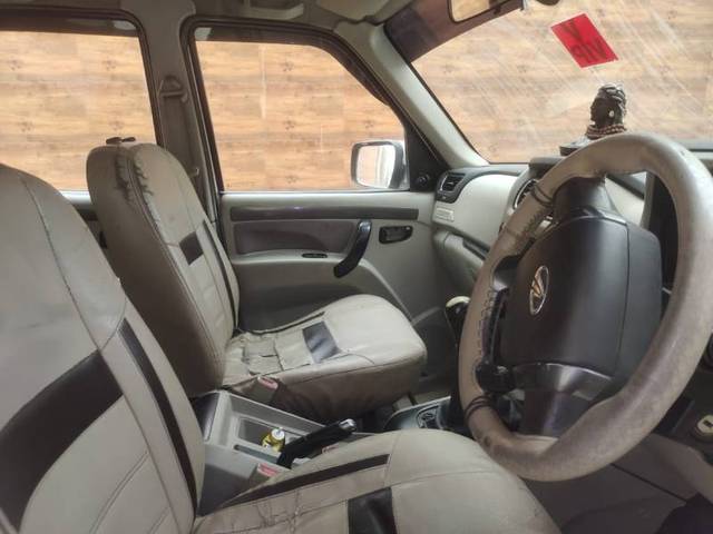https://images10.gaadi.com/usedgaadi-sellcar/UsedCar/g54228eba/5495fbba-3f58-42dc-a2b0-d87ba02802c2.jpg?imwidth=6402
