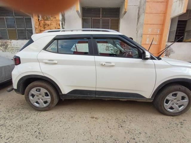 https://images10.gaadi.com/usedgaadi-sellcar/UsedCar/g544ac0da/13fcf818-f27c-431b-9ea5-6f6894b31dc5.jpg?imwidth=6401