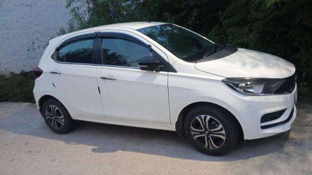 https://images10.gaadi.com/usedgaadi-sellcar/UsedCar/g545fe7ca/4702bc52-5f0a-47a8-978d-03d28c7ef7cb.jpeg?imwidth=6400