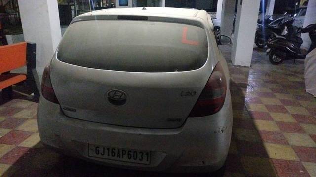 https://images10.gaadi.com/usedgaadi-sellcar/UsedCar/g549c13aa/6a7f5b11-a302-4030-9e8e-2dab4f2b5566.jpg?imwidth=6401