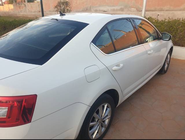 https://images10.gaadi.com/usedgaadi-sellcar/UsedCar/g54c5b92a/4ad9fb75-06a5-4f55-a988-1d78deb5fcdb.jpeg?imwidth=6401
