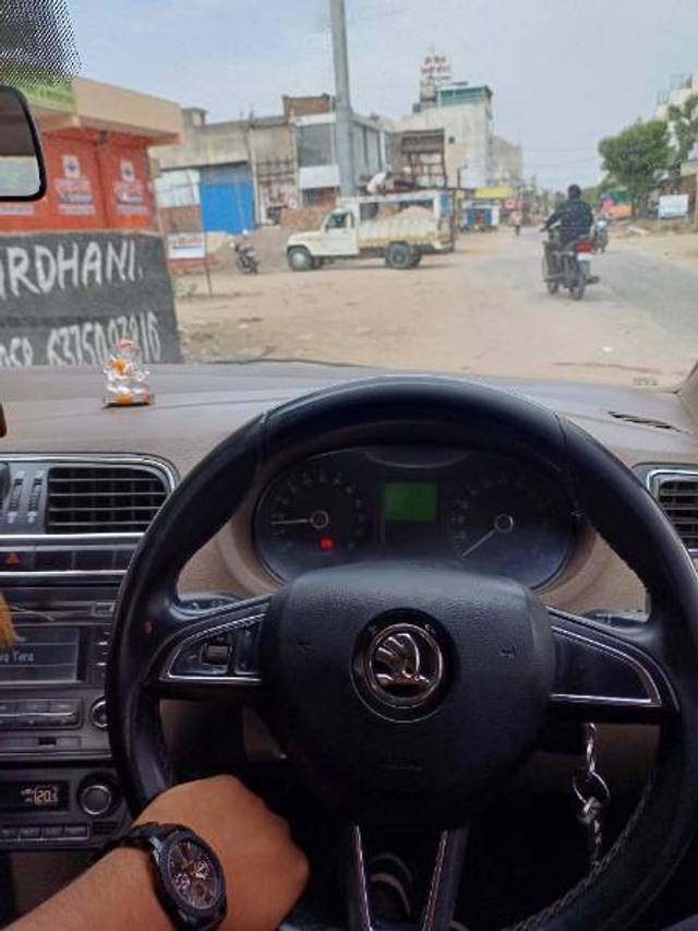 https://images10.gaadi.com/usedgaadi-sellcar/UsedCar/g54d72f6a/aff6f73f-02bb-4ef5-a1b7-0d50a47dee50.jpg?imwidth=6402