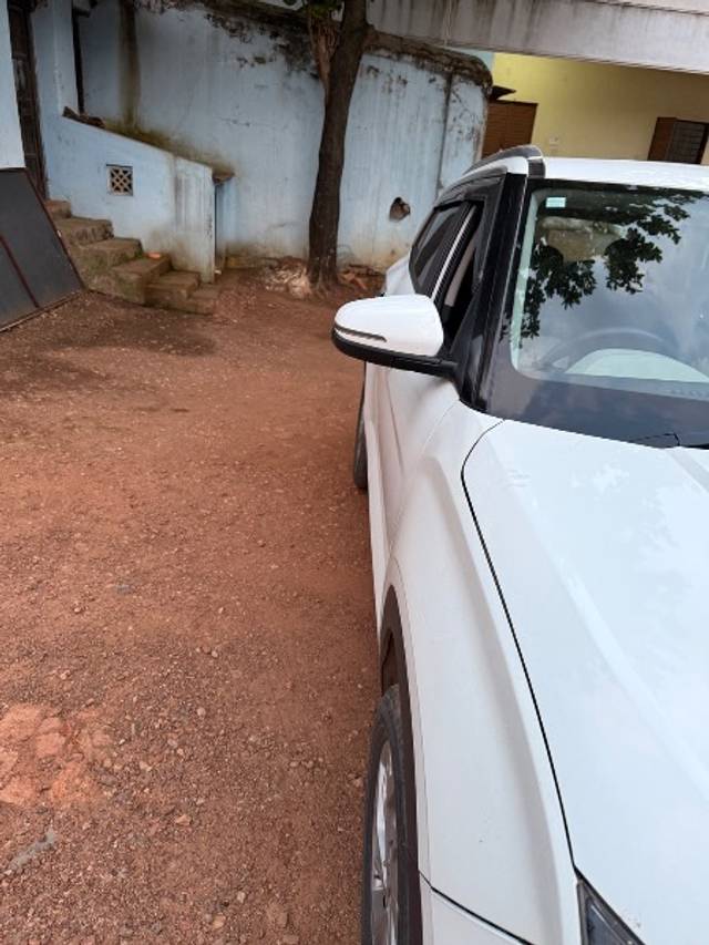 https://images10.gaadi.com/usedgaadi-sellcar/UsedCar/g54f2590a/1e85fd74-8f1b-4e44-9156-de4b8096fe89.jpeg?imwidth=6402