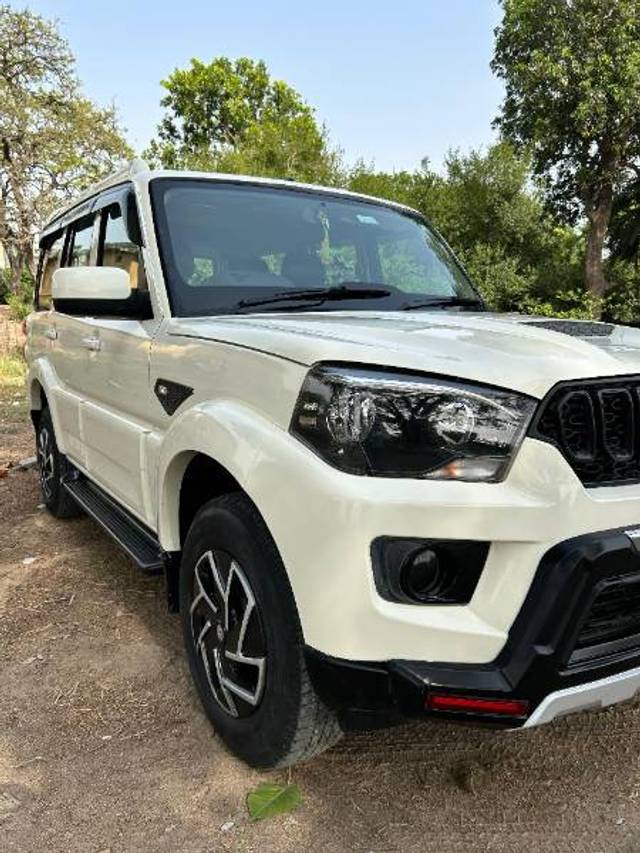 https://images10.gaadi.com/usedgaadi-sellcar/UsedCar/g550b7cba/01b23824-c084-4275-83f0-c26437769982.jpg?imwidth=6400