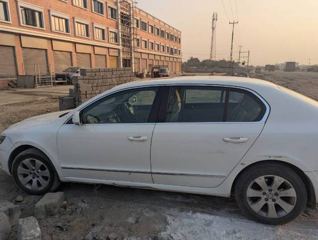 https://images10.gaadi.com/usedgaadi-sellcar/UsedCar/g552476ca/24660290-809b-40cd-8263-e6ae40aed8fa.jpg?imwidth=6402