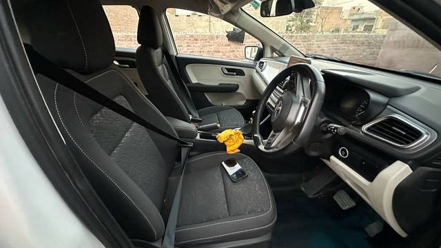 https://images10.gaadi.com/usedgaadi-sellcar/UsedCar/g5537e05a/7f9666ba-bfa6-46cb-8b6f-62e30bf5e006.jpg?imwidth=6401