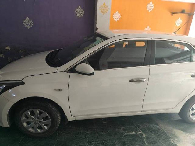https://images10.gaadi.com/usedgaadi-sellcar/UsedCar/g55601bba/b58cdce7-902b-4119-9108-cdcf405dafbb.jpg?imwidth=6401