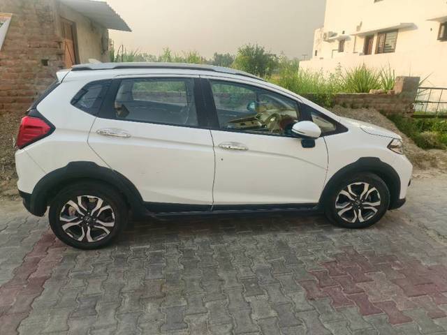 https://images10.gaadi.com/usedgaadi-sellcar/UsedCar/g55d8770a/bb63f304-9b2e-4523-8a0d-f8c68978491c.jpg?imwidth=6401