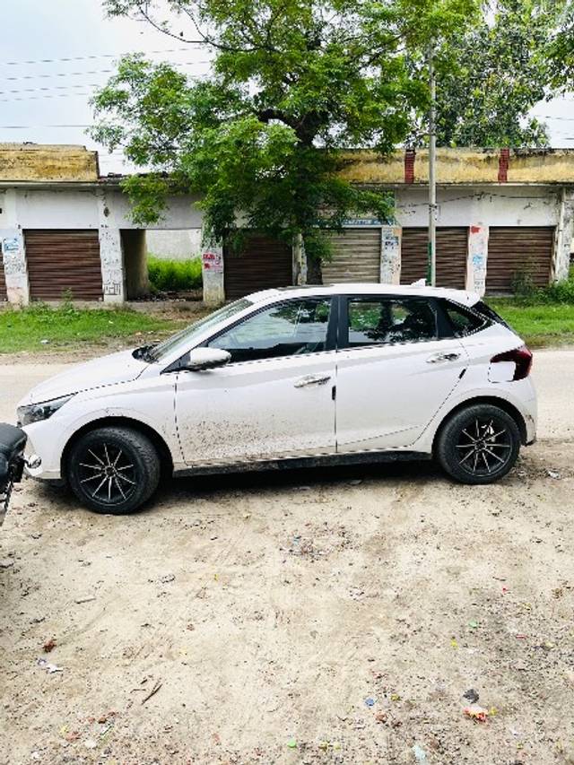 https://images10.gaadi.com/usedgaadi-sellcar/UsedCar/g55ecdfca/71490565-3e4f-4dfe-9625-16e3bb3cef9c.jpeg?imwidth=6400