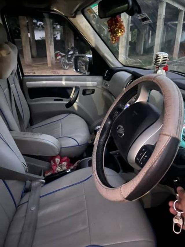 https://images10.gaadi.com/usedgaadi-sellcar/UsedCar/g561478ea/30984d03-f7e9-4674-b18b-bee02c30eda8.jpg?imwidth=6402