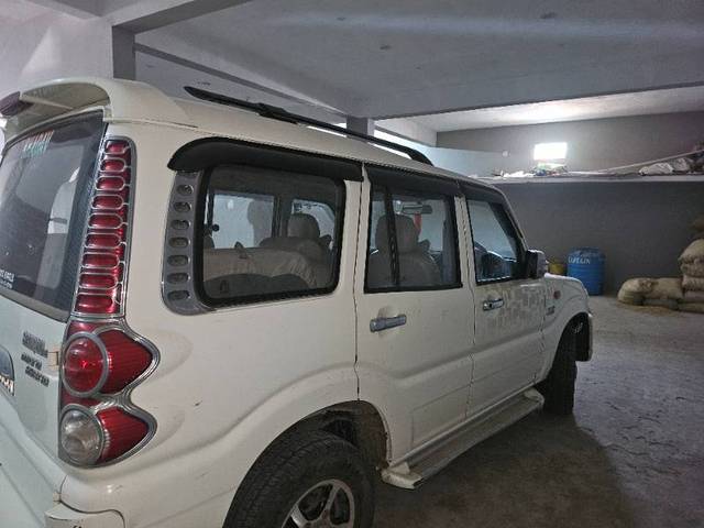 https://images10.gaadi.com/usedgaadi-sellcar/UsedCar/g562b2d8a/5751a599-e80c-4425-8c8b-e22ad2bb4153.jpg?imwidth=6402