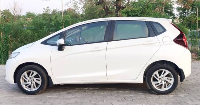 https://images10.gaadi.com/usedgaadi-sellcar/UsedCar/g5648514a/a5bd4252-c292-4ec0-ac61-c5b313db227a.jpeg?imwidth=6401