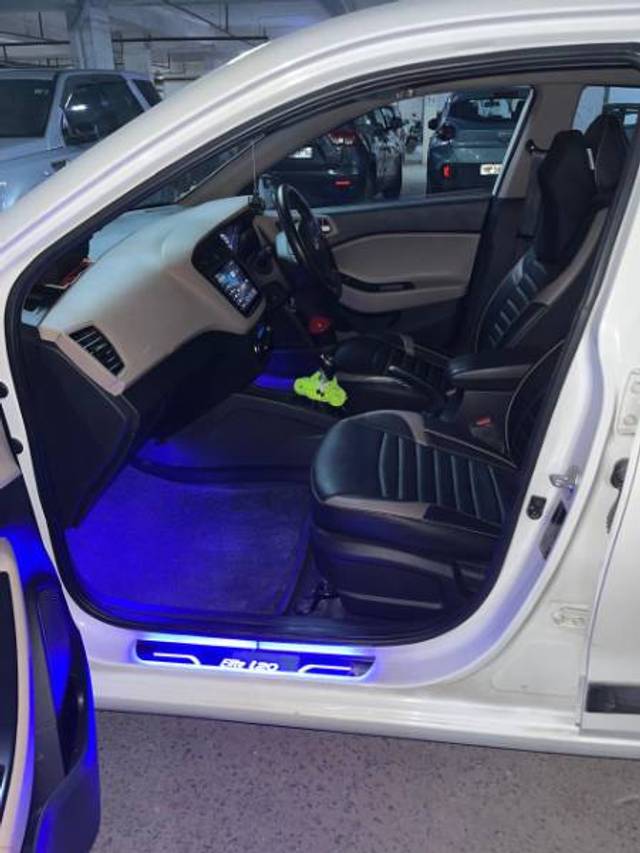 https://images10.gaadi.com/usedgaadi-sellcar/UsedCar/g56a7764a/e1fd13bf-f173-4271-918a-220e9e4716af.jpg?imwidth=6402