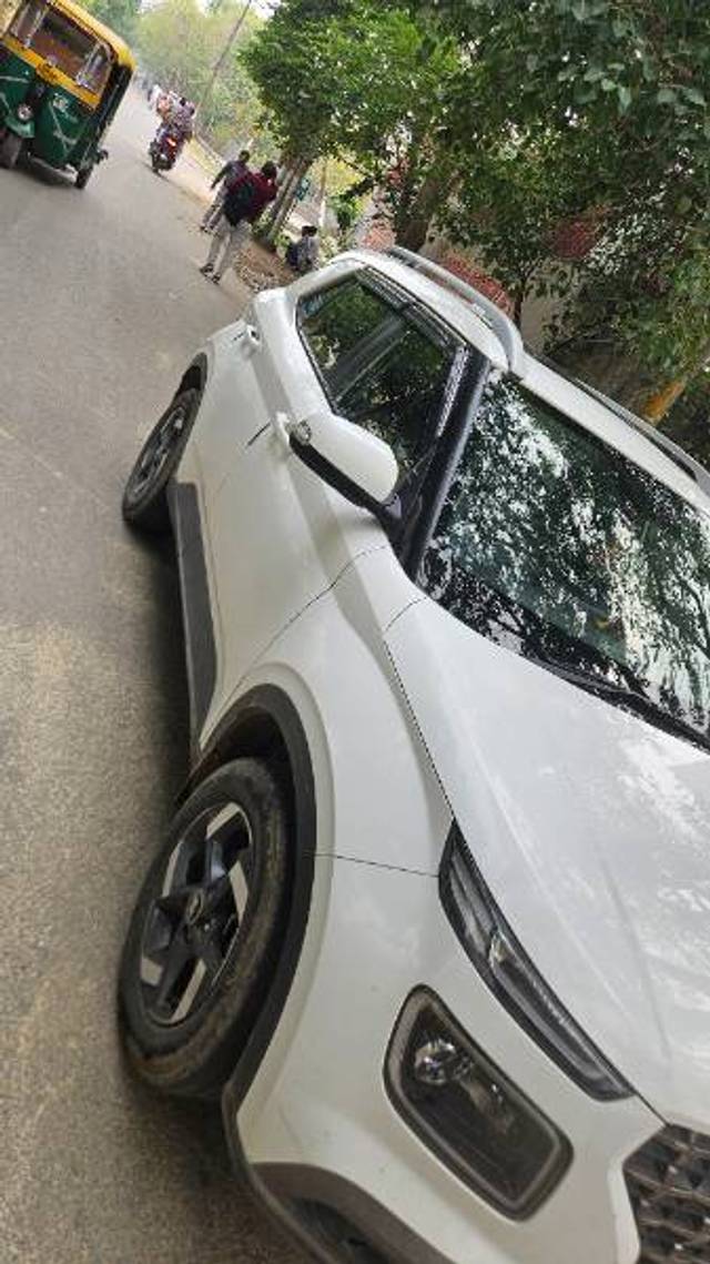 https://images10.gaadi.com/usedgaadi-sellcar/UsedCar/g582ab7ea/bfc3876a-4cf4-4d58-bab6-110259328b47.jpg?imwidth=6402