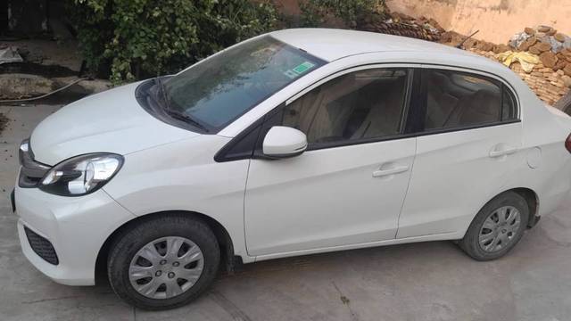 https://images10.gaadi.com/usedgaadi-sellcar/UsedCar/g589b3b3a/c9d30c6c-5965-4e7f-ba5a-ab844dfaf064.jpg?imwidth=6400