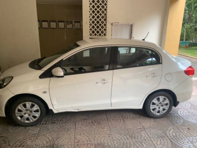 https://images10.gaadi.com/usedgaadi-sellcar/UsedCar/g58dc342a/ea8d578f-50f6-4ab1-93df-0d9c204989d8.jpg?imwidth=6401