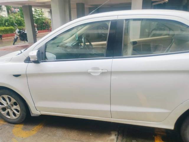 https://images10.gaadi.com/usedgaadi-sellcar/UsedCar/g59b1136a/43fabf21-180e-45da-8210-eff41c026a42.jpg?imwidth=6401