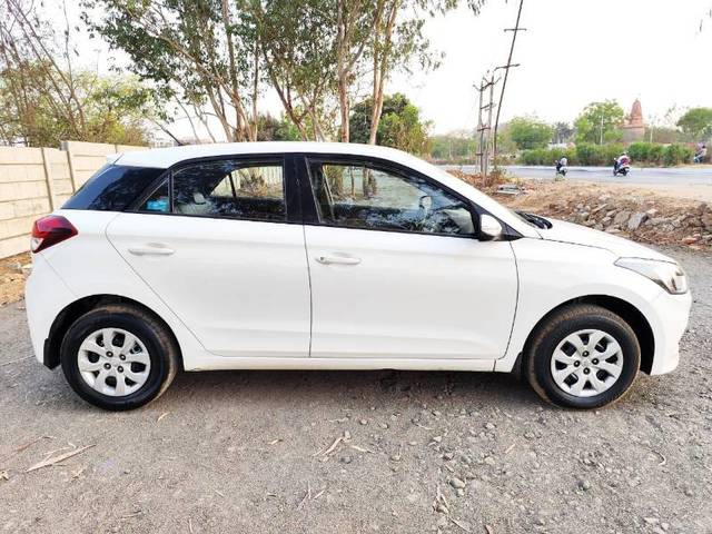 https://images10.gaadi.com/usedgaadi-sellcar/UsedCar/g5a38619a/8b89dcbf-332d-4278-adf0-6107010f8364.jpeg?imwidth=6400