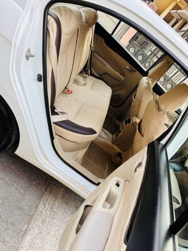 https://images10.gaadi.com/usedgaadi-sellcar/UsedCar/g5a3fbe3a/7128ad41-e15b-44ed-99dc-6ed2a873e907.jpg?imwidth=6401