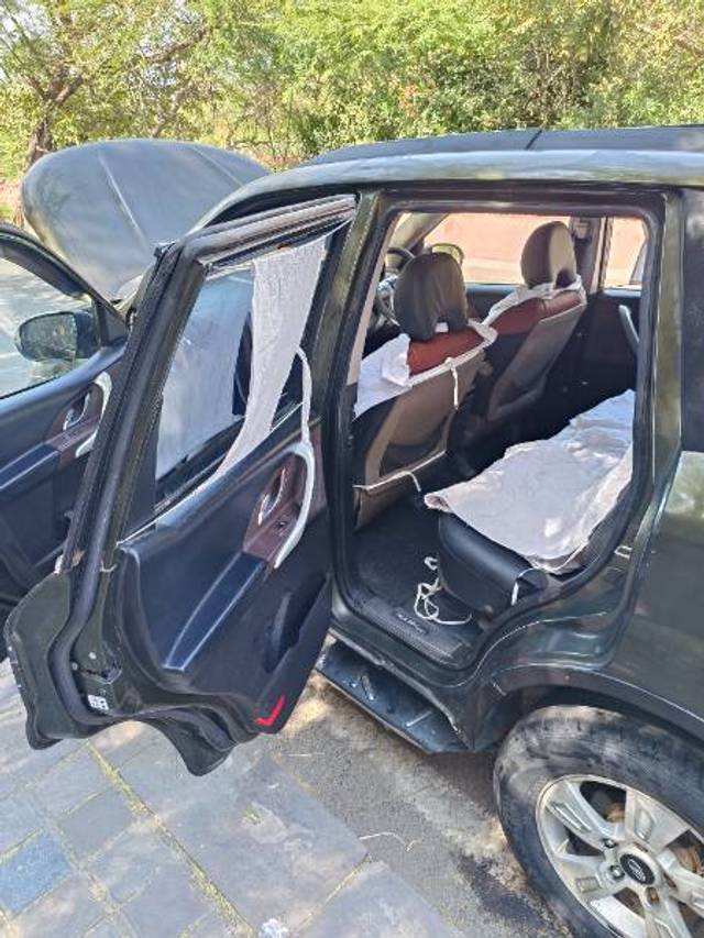 https://images10.gaadi.com/usedgaadi-sellcar/UsedCar/g5a7f090a/8f38dd5b-dac5-4265-84fc-78ad091cdf18.jpg?imwidth=6402