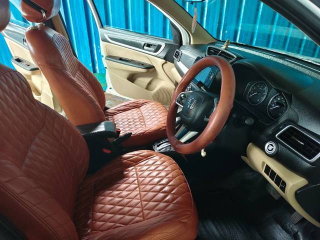 https://images10.gaadi.com/usedgaadi-sellcar/UsedCar/g5a8cda2a/801a71f9-b05b-4f4e-8da3-d46a1d88404d.jpg?imwidth=6401