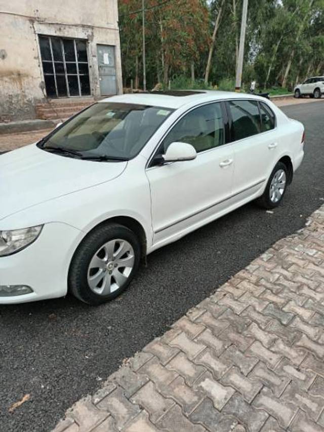 https://images10.gaadi.com/usedgaadi-sellcar/UsedCar/g5af39fea/da4c552e-39c6-4497-8542-958b403f45b7.jpg?imwidth=6400